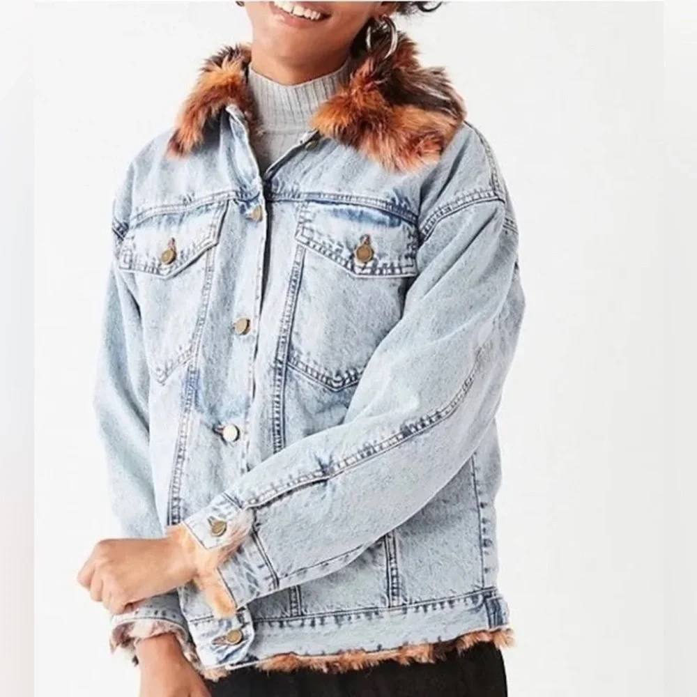 BDG Urban Outfitters Faux Fur Lined Denim Trucker Jacket Women’s Size XS… - Picture 3 of 12